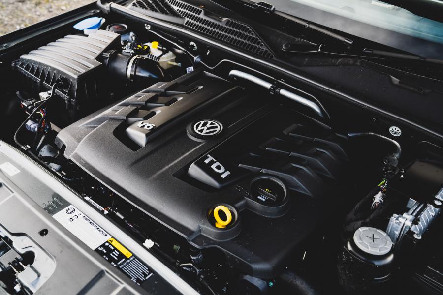 Моторный отсек Volkswagen Amarok Double Cab Black Edition 2019 года  (UK) (фото 24 из 34)